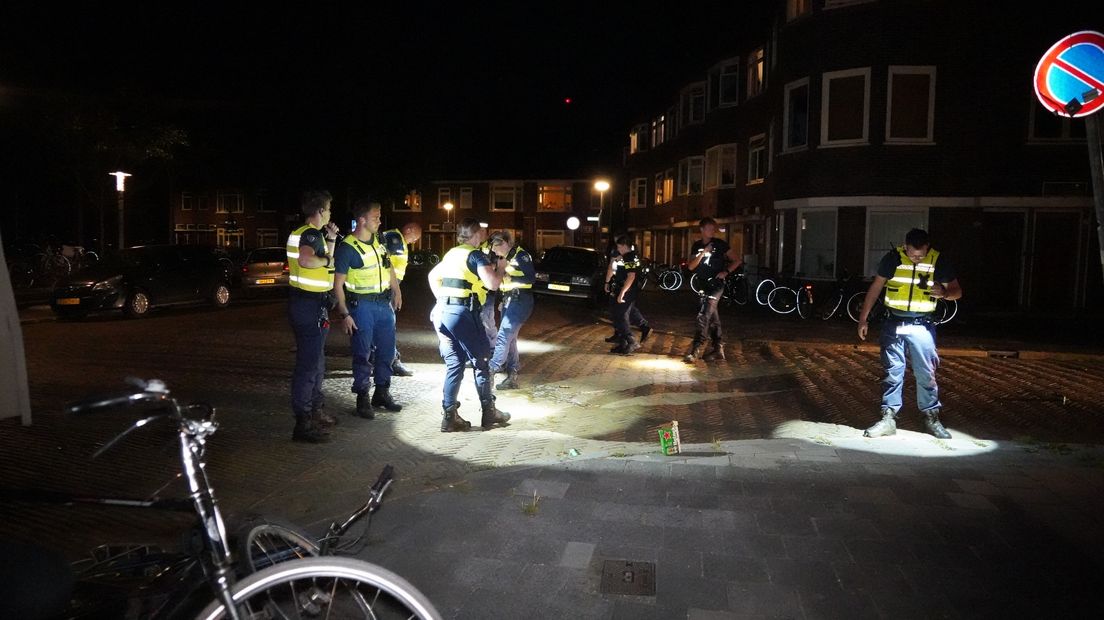 De politie doet onderzoek met hulp van handhavers