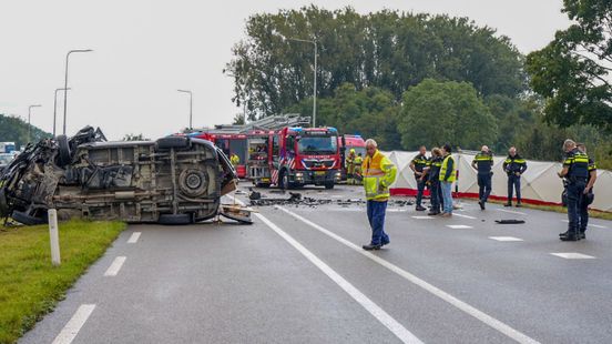 Dode en gewonde bij ernstig ongeluk in Kesteren. Dode en gewonde bij ernstig ongeluk in Kesteren.