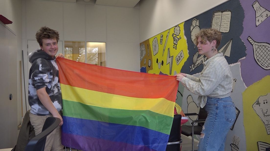Lucas en Eden met de regenboogvlag