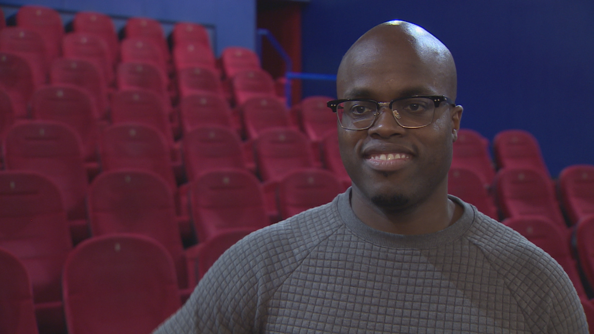 Jandino Asporaat in het theater.