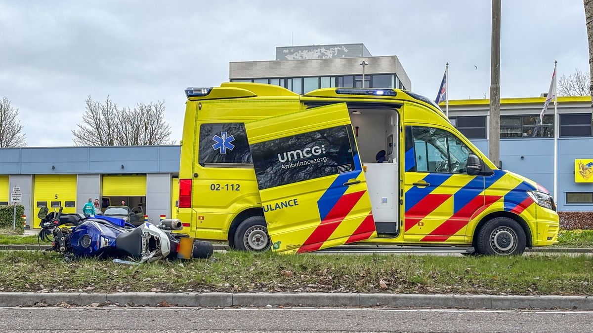 Motorrijder en ambulance botsen in Leeuwarden