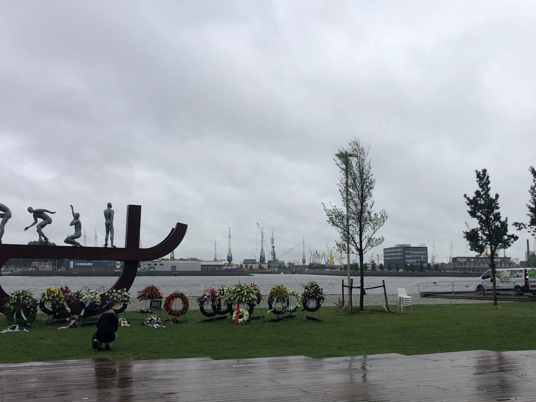 Buiten stonden de kransen - ietwat eenzaam - naast het slavernijmonument aan de Lloydkade