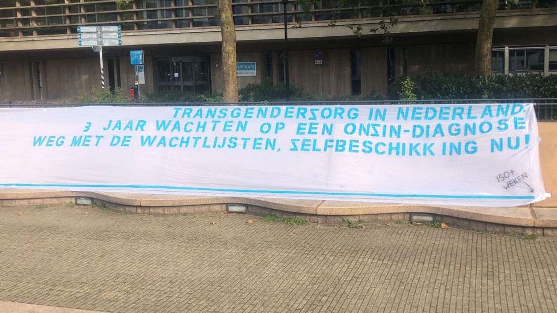 Een groot spandoek bij het Radboudumc