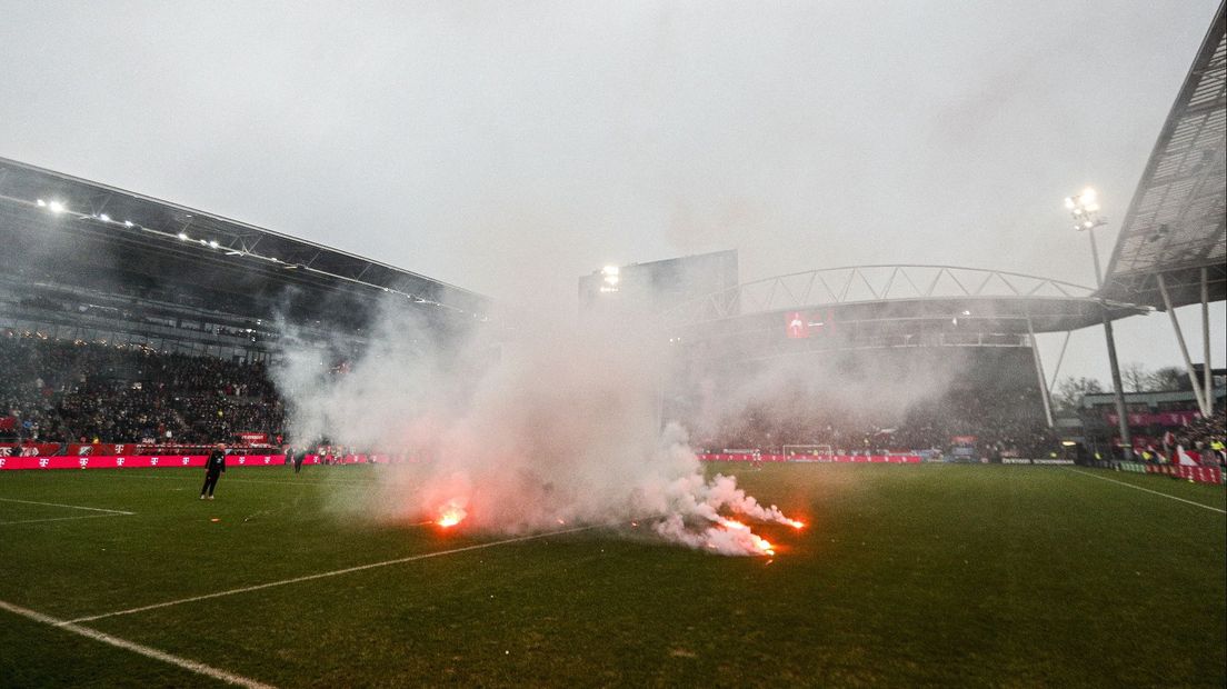 Vuurwerk tijdens de wedstrijd tussen FC Utrecht en PSV in stadion Galgenwaard op 19 februari 2023.