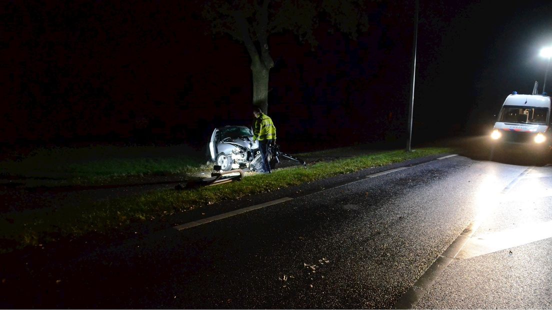 Auto botst op boom op N348 bij Wesepe