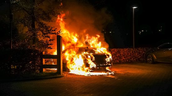 Autobrand bij hotel • gewonde bij ongeluk.