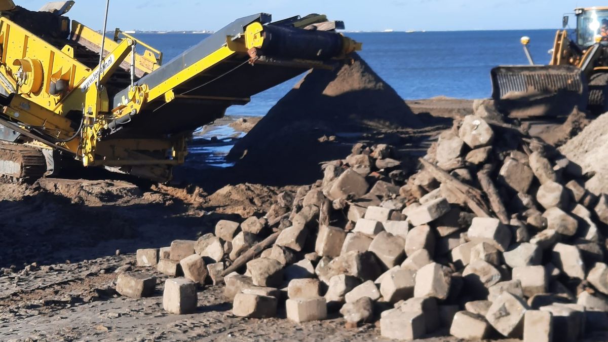Granaten in zand strandje Krabbendijke: EOD brengt ze tot ontploffing