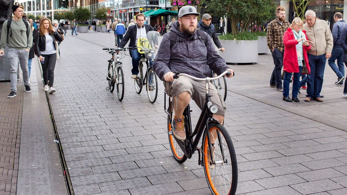 Fietsers en voetgangers in de Grote Marktstraat in Den Haag