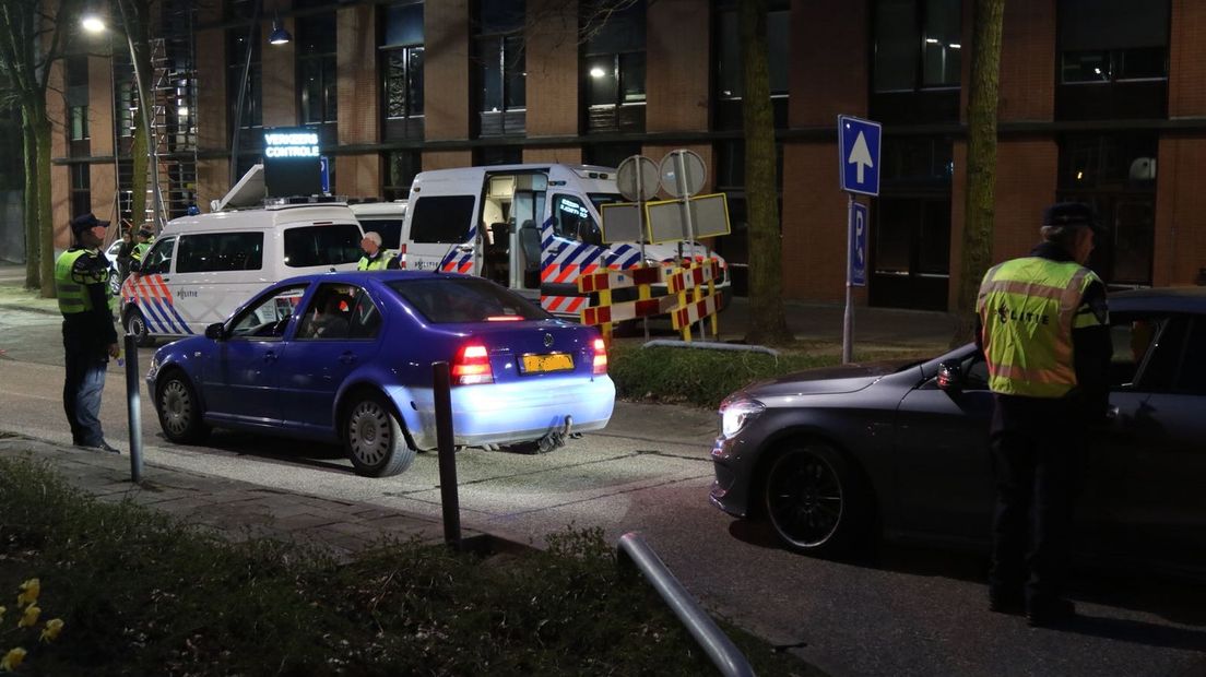 Bijna vijftig automobilisten hadden hun zaakjes niet op orde vrijdagavond in Ede. Bij een grote verkeerscontrole in die plaats liepen zij tegen de lamp. Eén voertuig werd voor onderzoek in beslag genomen.
