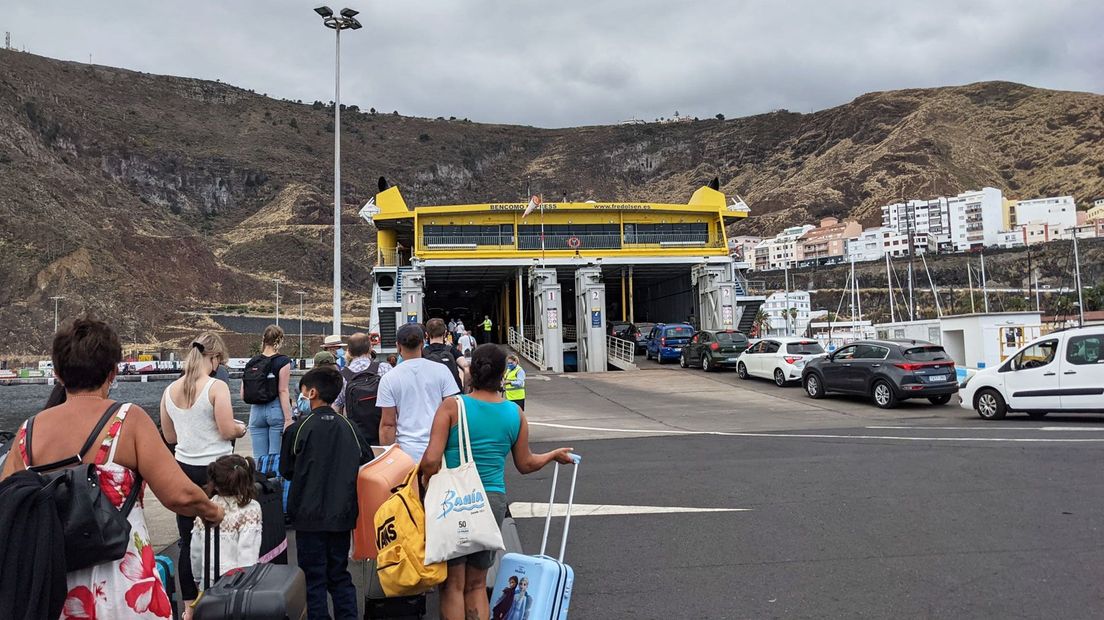 De rij voor de boot van La Palma naar Tenerife.