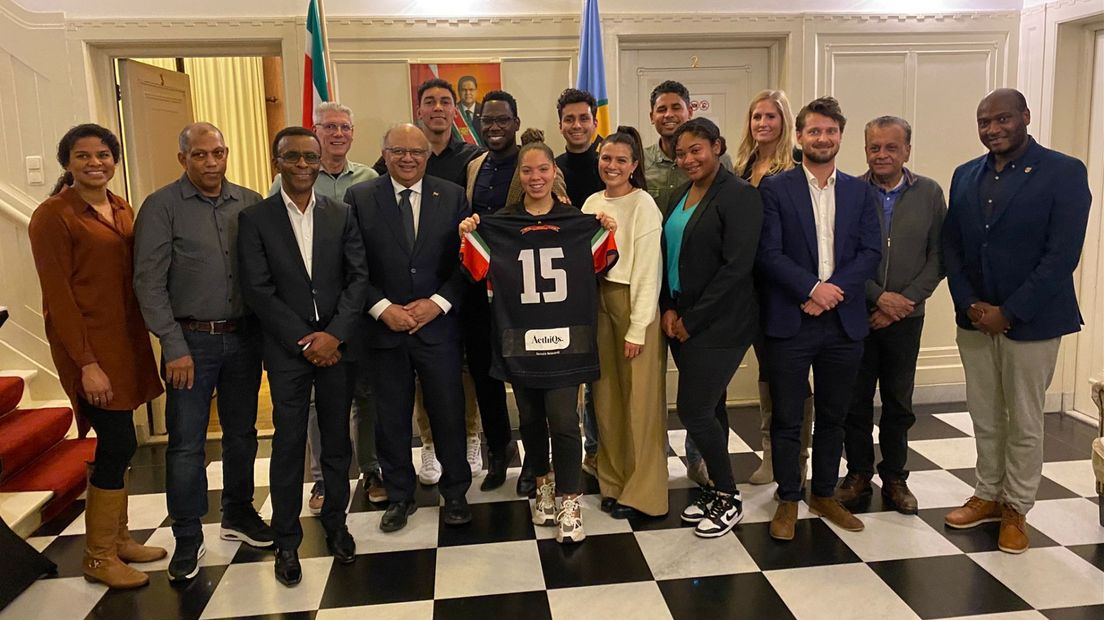 Huldiging bij de Surinaamse ambassade | Eigen foto