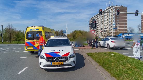 Fietser belandt op de voorruit van auto bij botsing in Uden, slachtoffer naar het ziekenhuis. Fietser belandt op de voorruit van auto bij botsing in Uden, slachtoffer naar het ziekenhuis.