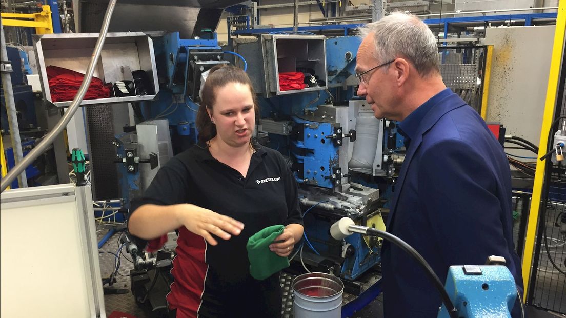 Minister Kamp in Dunlop fabriek Raalte