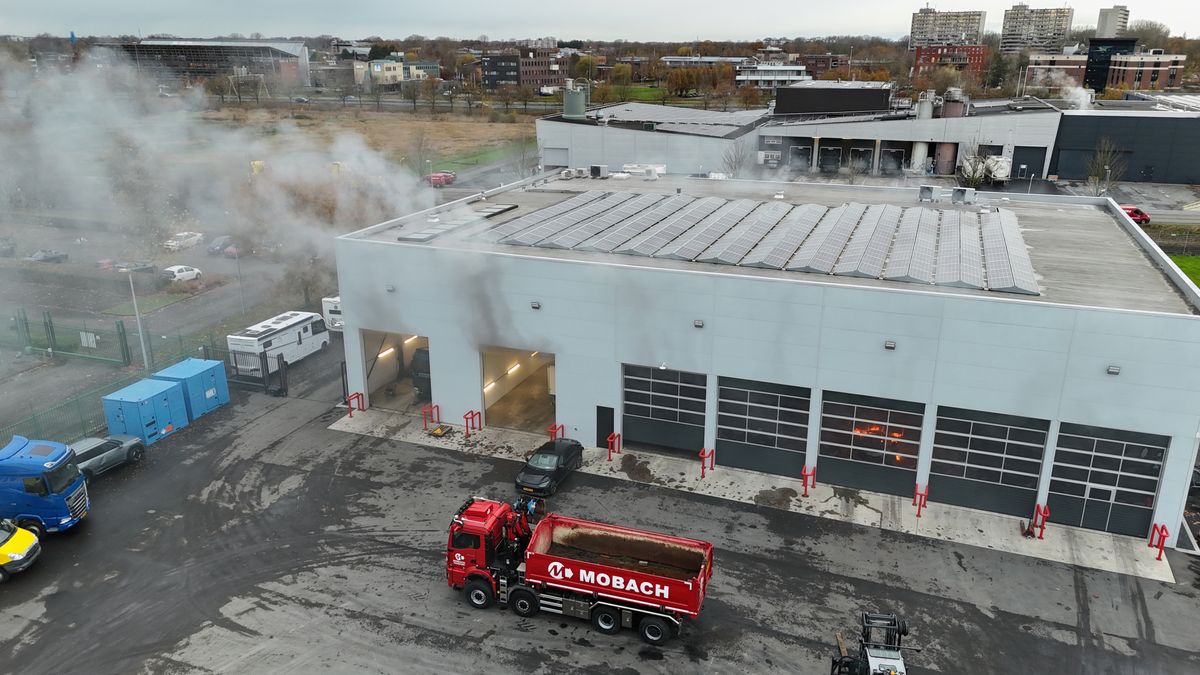 Truck in brand in een loods op bedrijventerrein Drachten-Azeven