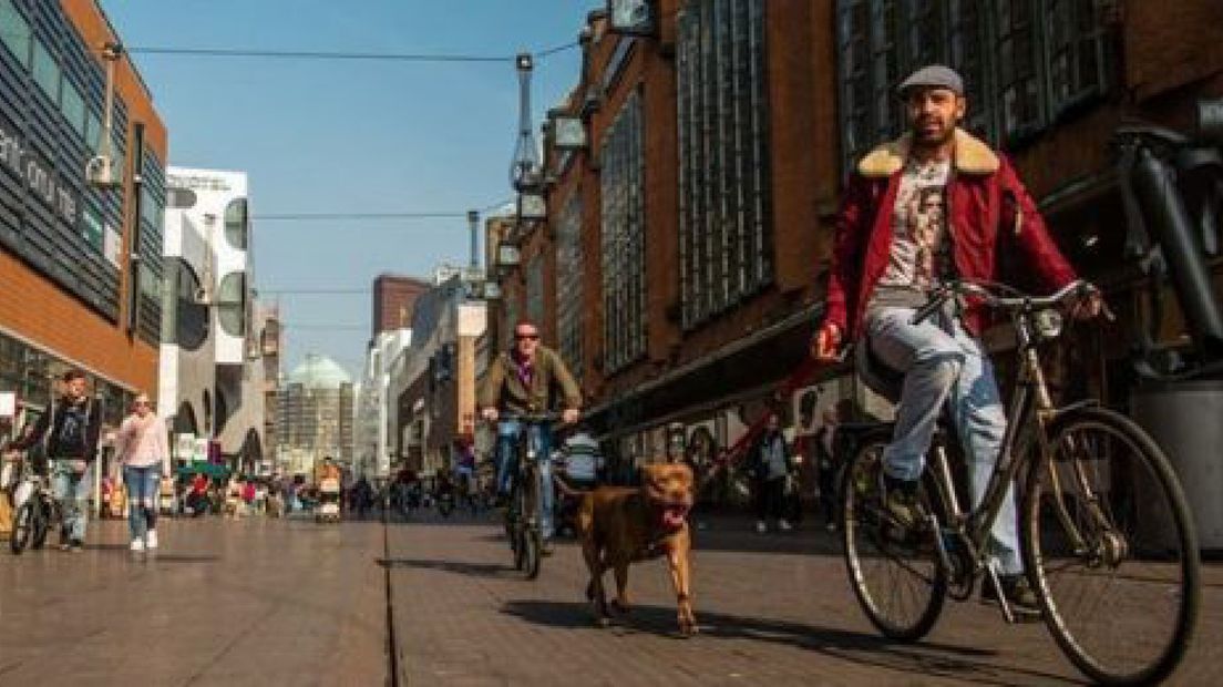 Fietsers-Grote-Marktstraat-foto-Haagse-Fietschic-Twitter-590×260