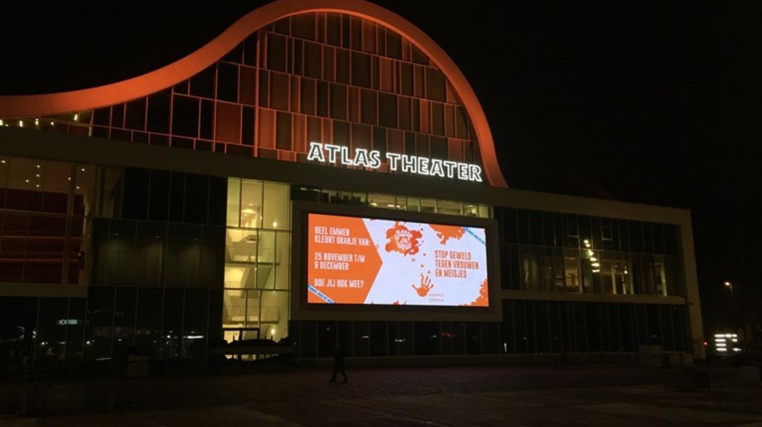 Ook het Atlas Theater in Emmen kleurde oranje (Rechten: RTV Drenthe/Marcel Drent)