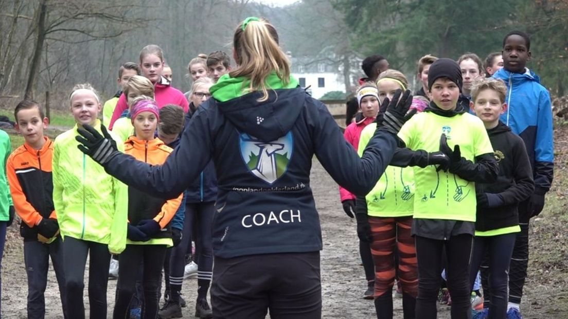 Atlete Eva Hovenkamp traint kinderen in de bossen.