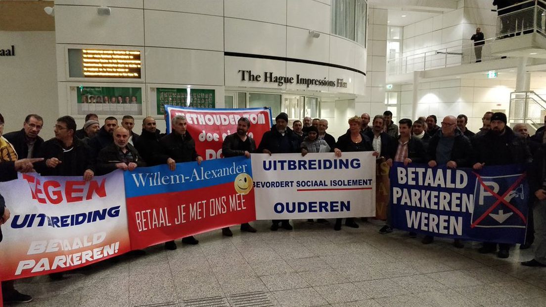 Demonstranten verzamelen zich in het Haagse gemeentehuis