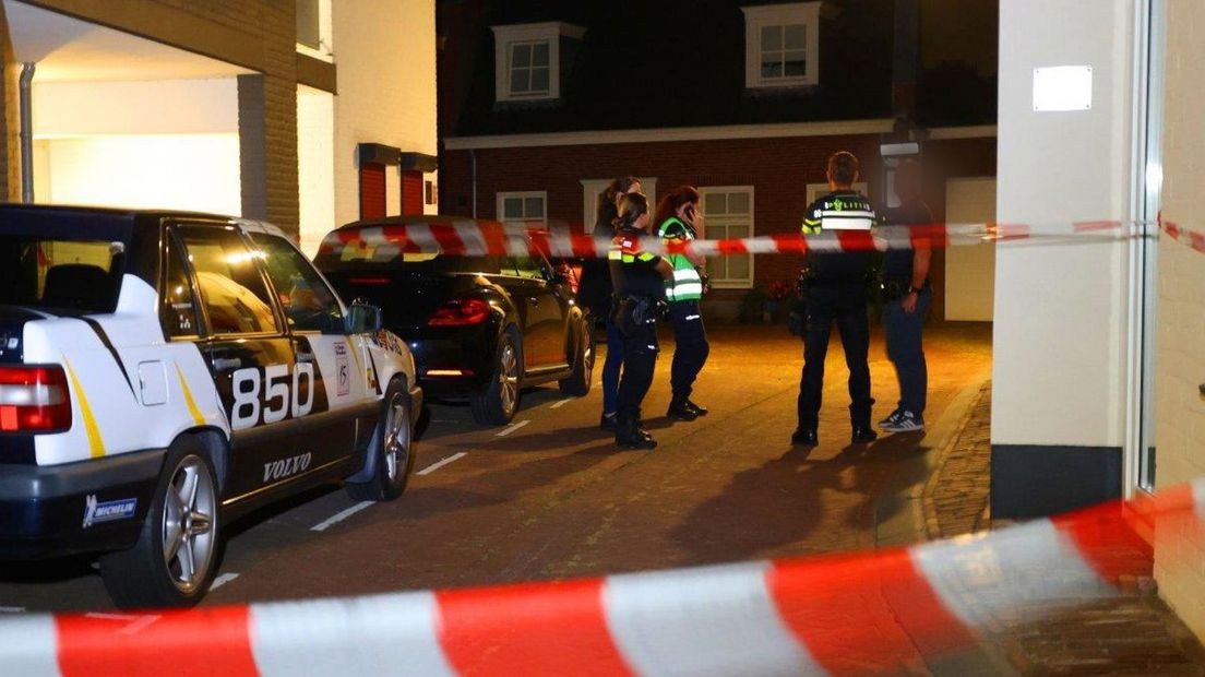 Hulpdiensten op de plek waar het steekincident gebeurde.