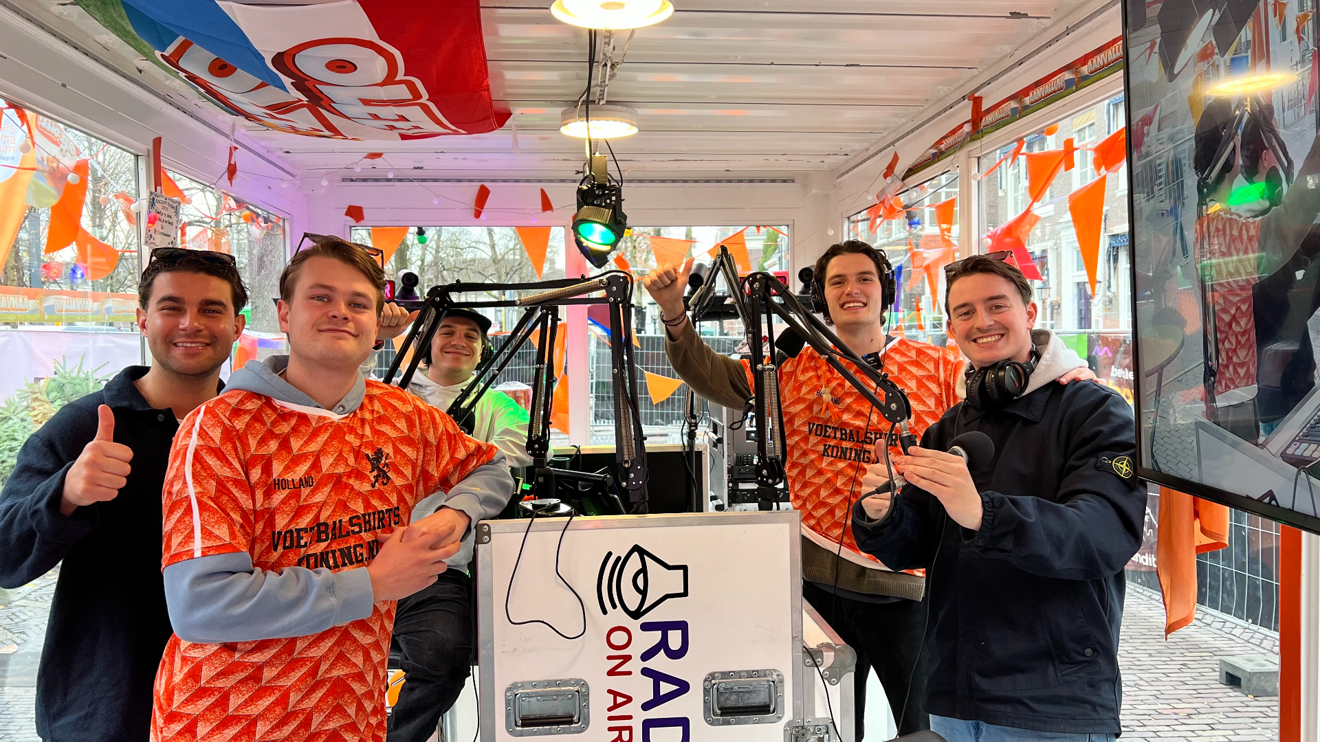 Student Vincent (links) met zijn mede-radiomakers in hun eigen glazen huis