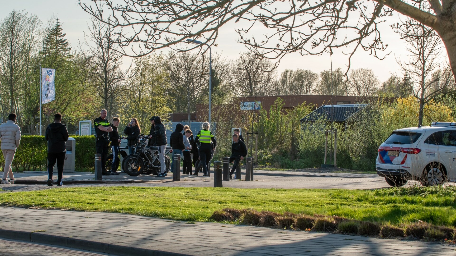 Plysje yn de wyk Noorderhoek nei de ûngeregeldheden fan ferline jier