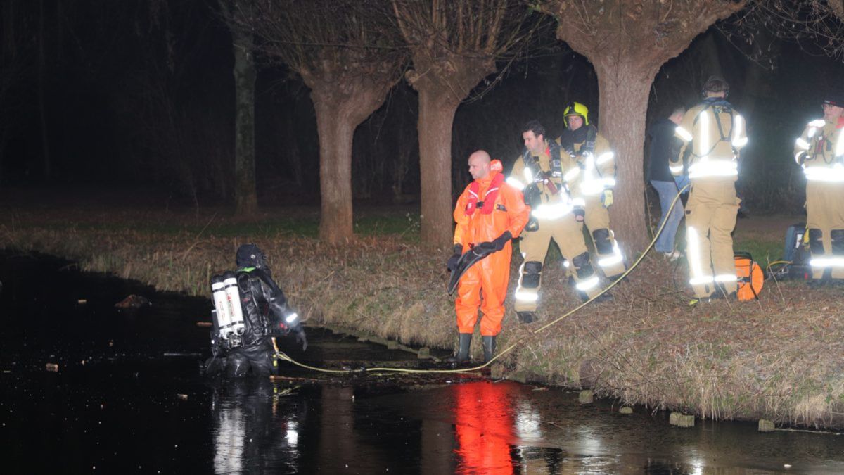 Brandweer Sliedrecht rukt uit na vondst fiets in ijskoud water