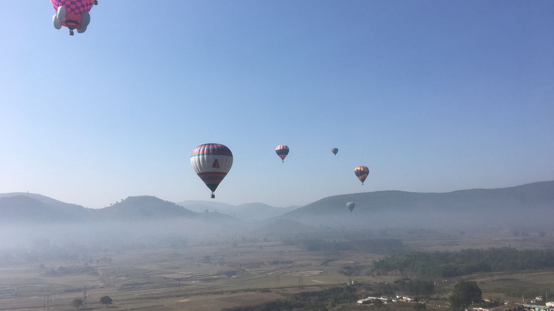 Het is de tweede keer dat het plaatsvindt: het Araku Balloon Festival, een enorme ballonfiësta in India. Teams uit heel de wereld doen mee aan de fiësta. Ook twee mannen uit Barneveld en Kootwijkerbroek reisden af richting Azië.