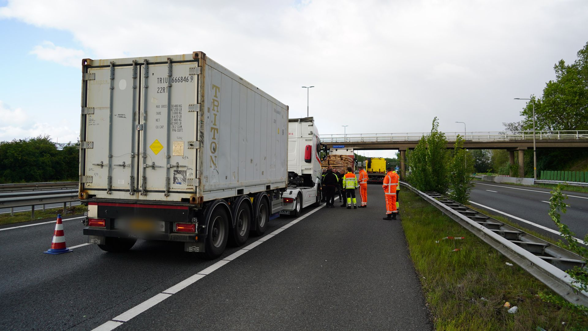 Foto: Gewonde bij kop-staartbotsing op A28