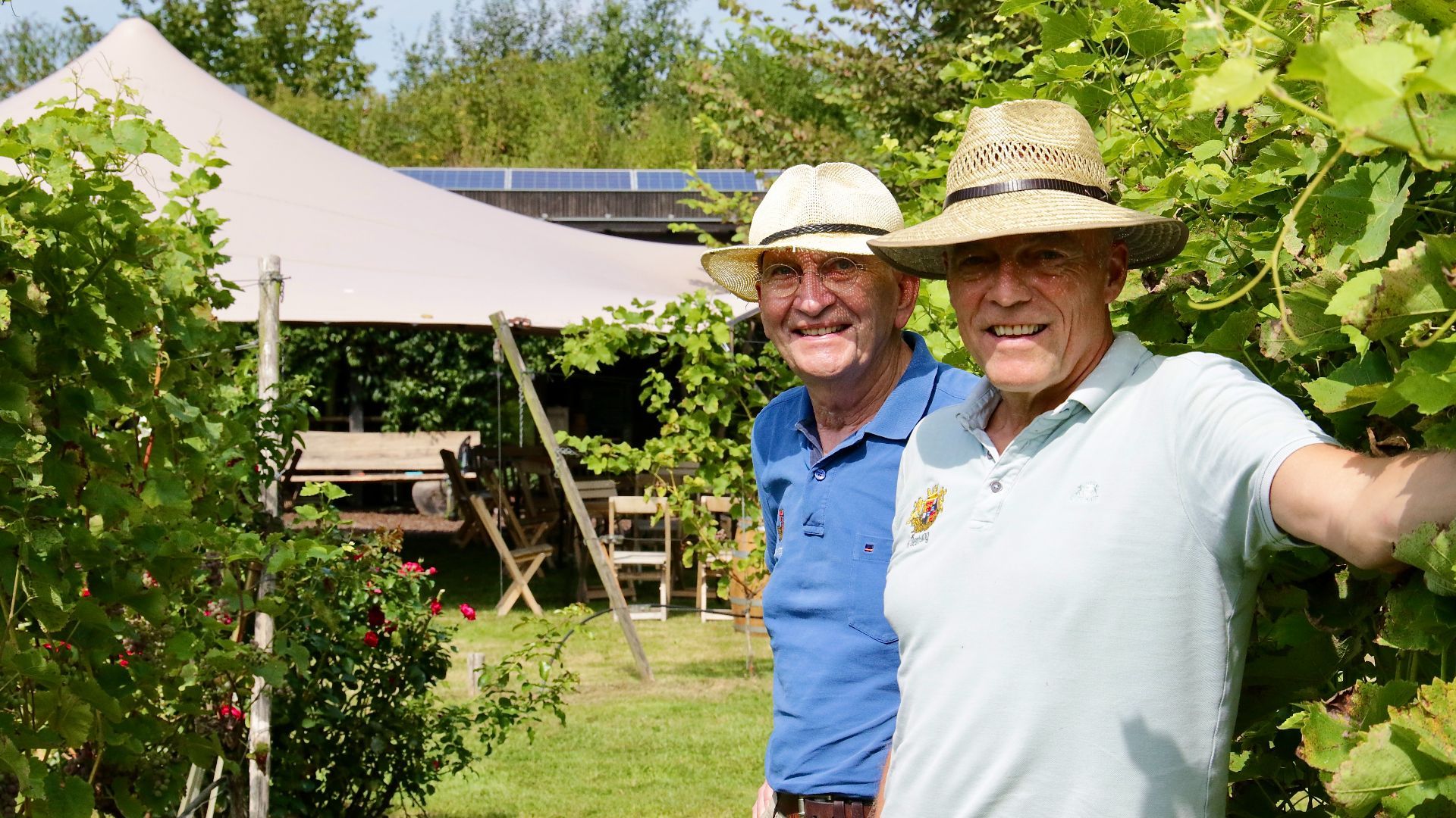 De wijngaardeniers Hans Manschot en Roel Kruip.