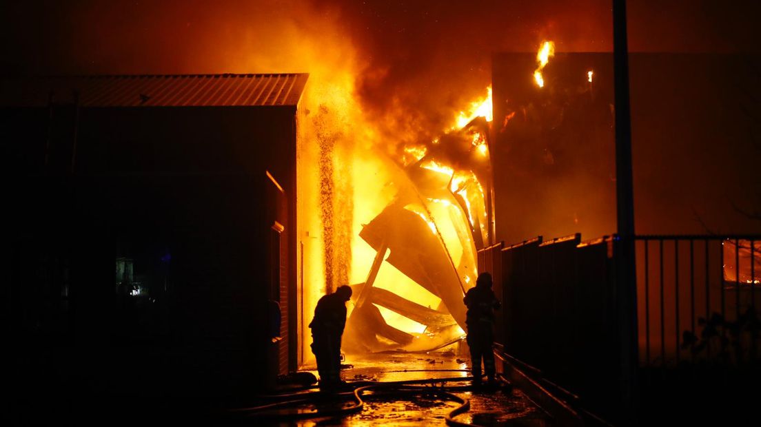 In een bedrijfshal aan de Radeweg in Vaassen woedt sinds woensdagavond een grote brand. De vlammen sloegen uit het dak. Volgens onze verslaggever ter plaatse bleven de vlammen lange tijd onverminderd hoog oplaaien, tot wel tientallen meters.