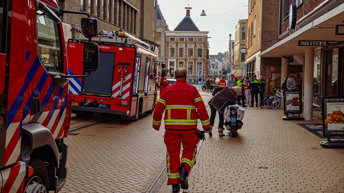 Brandweerauto's in de Stoeldraaiersstraat in de binnenstad van Groningen
