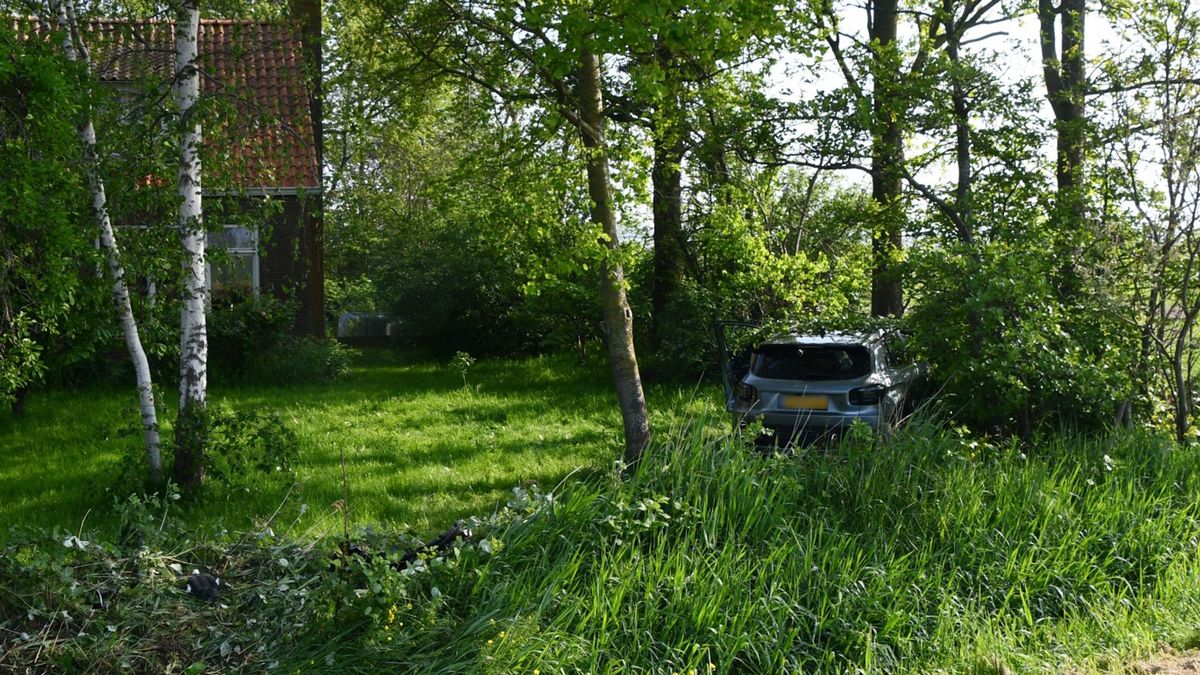 Bestuurder rijdt via sloot een tuin in Poortvliet in