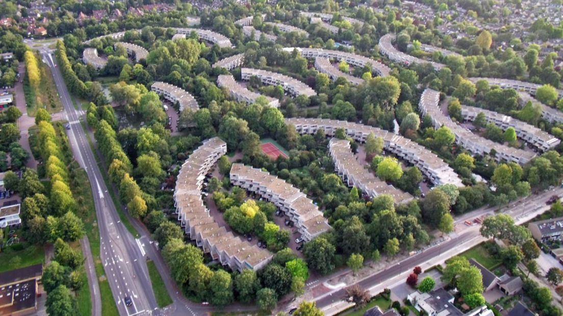 De wijk Rozendaal vanuit de lucht. Links de Middenweg, rechtsonder de Asschatterweg.