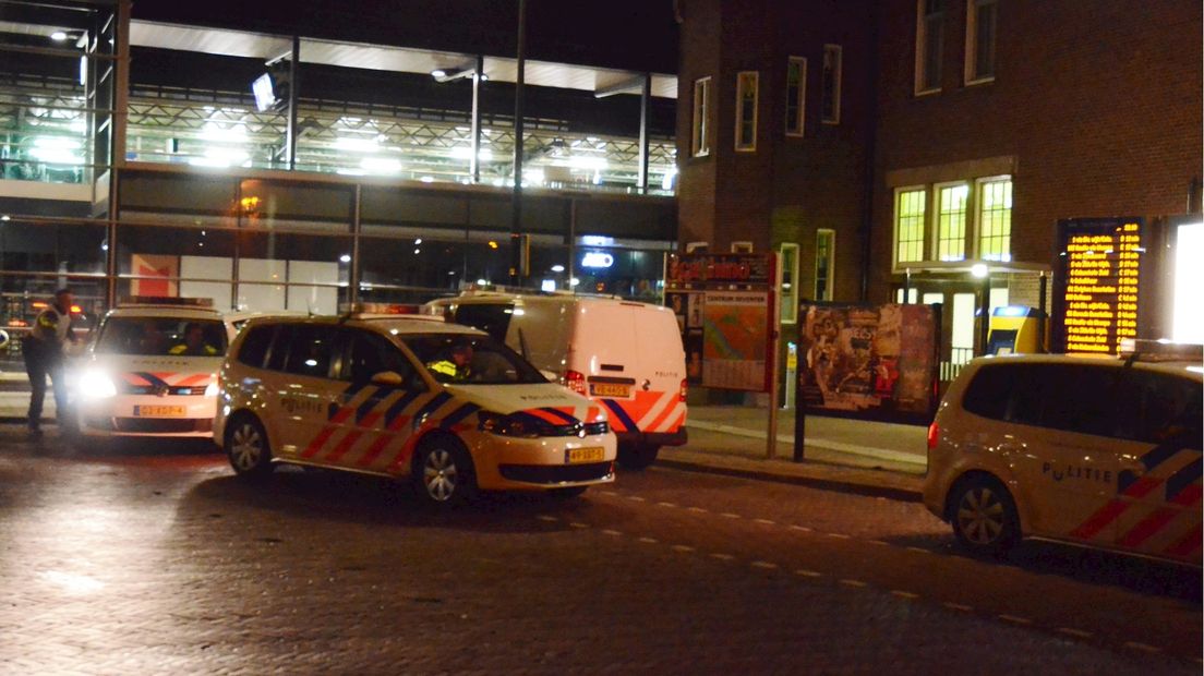 Veel politie op station in Deventer voor onruststokers