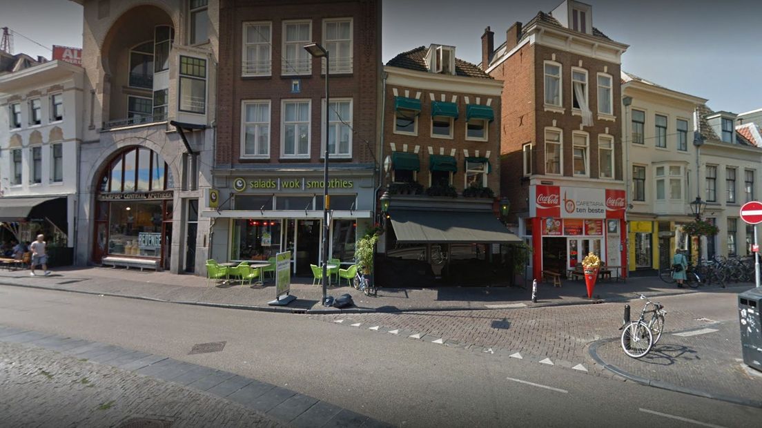 Café Het Hart (donkere luifel) aan de Voorstraat.
