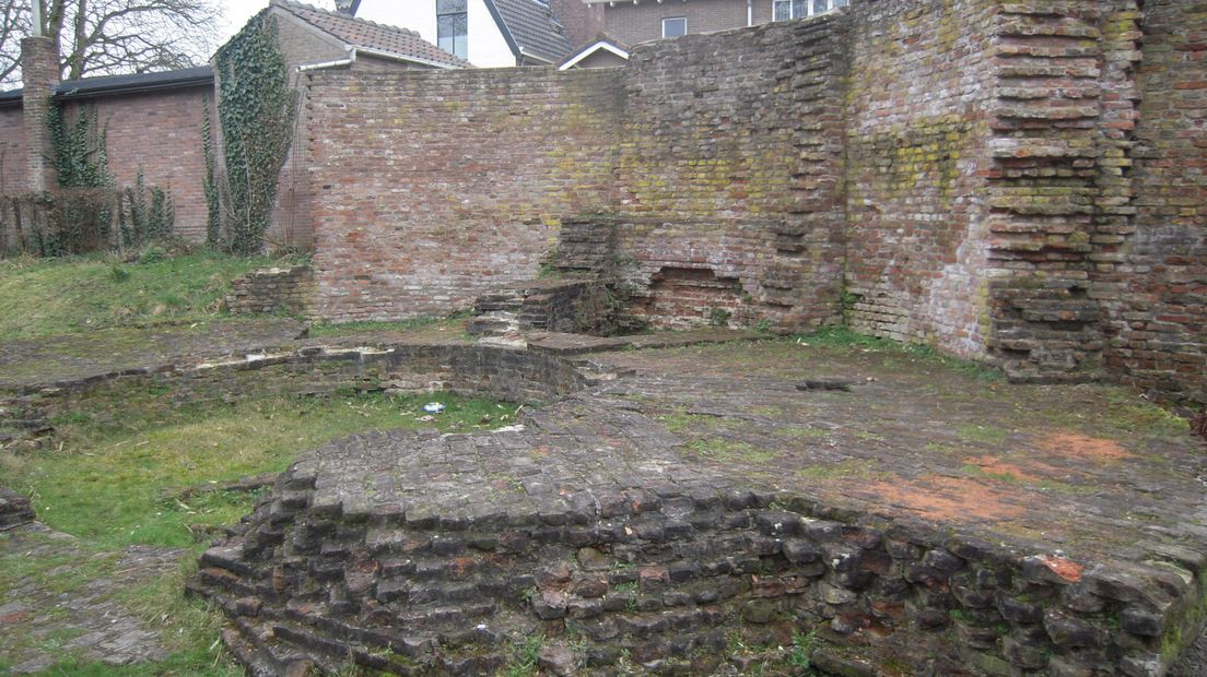 Uithakken en opnieuw voegen; in Wageningen zijn de zichtbare herstelwerkzaamheden van de monumentale kasteel- en stadsmuur begonnen.