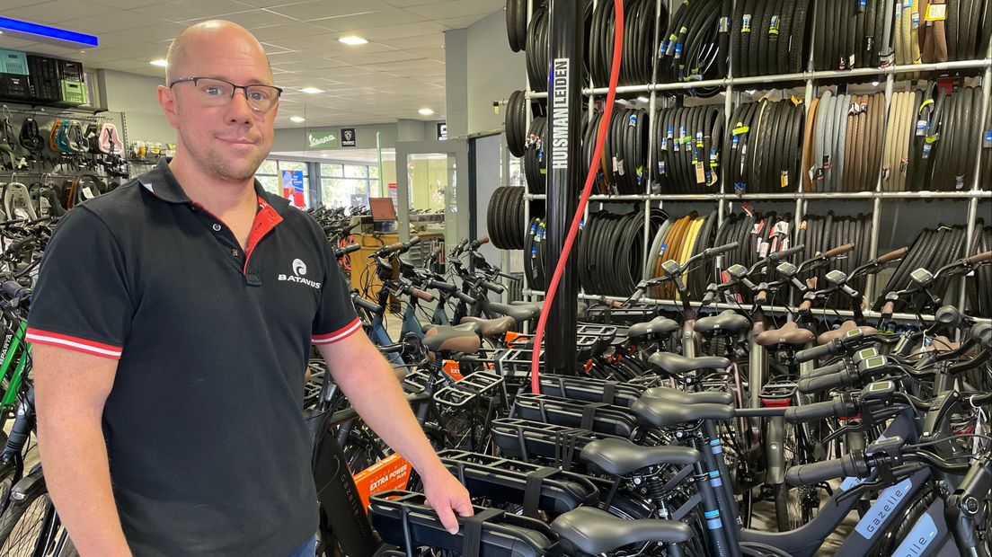 Richard Verweij in de winkel in Leiden