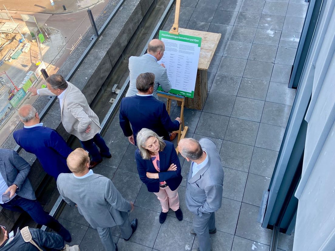 Het ondertekenen op een dakterras in het Lloydkwartier met zicht op hijskranen