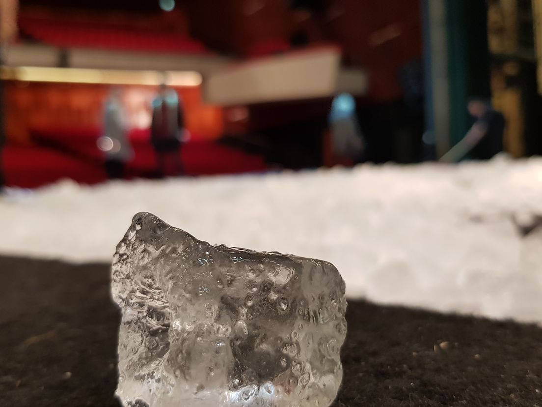 Vier ton aan ijsblokjes in Nieuwe Luxor Theater