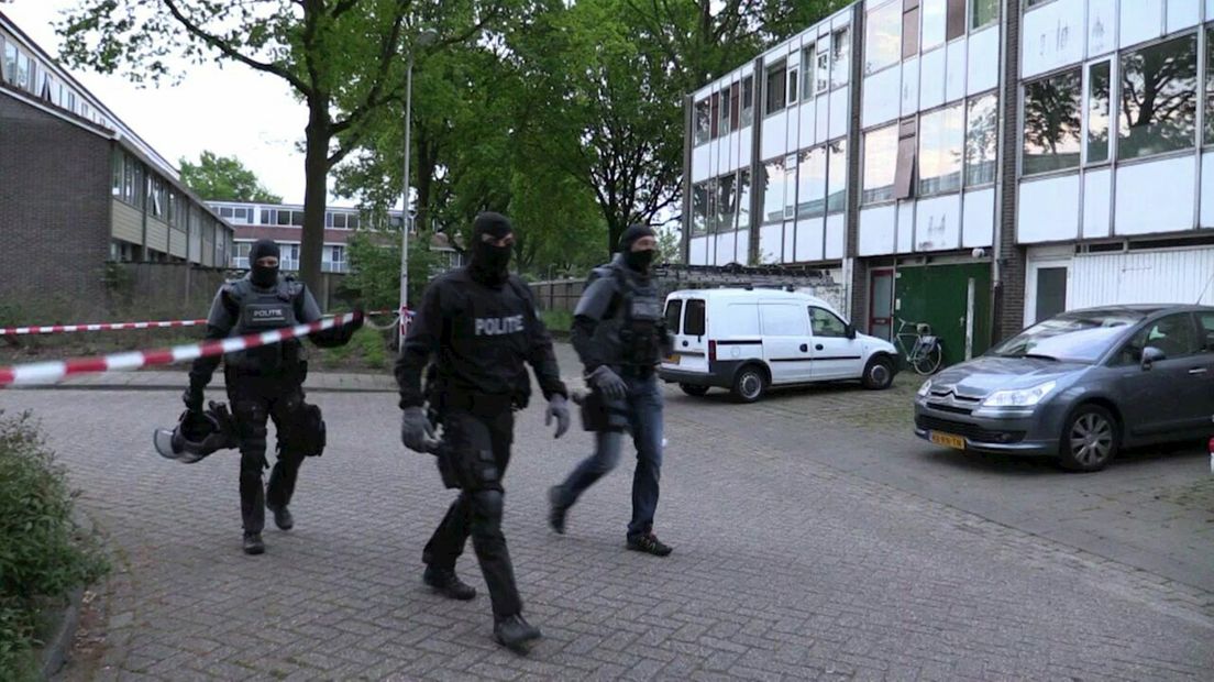 Doorzoeking van woning in Enschede waar granaat werd gegooid