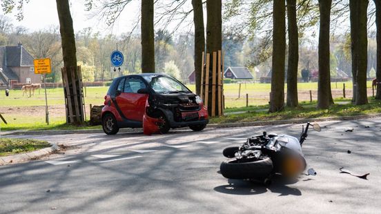 Motorrijder geschept door auto, met ambulance naar ziekenhuis