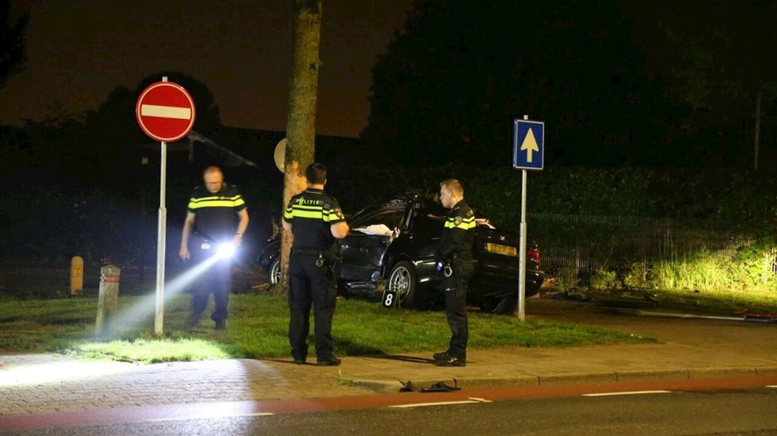 Automobilist gewond na botsing tegen boom in Almelo