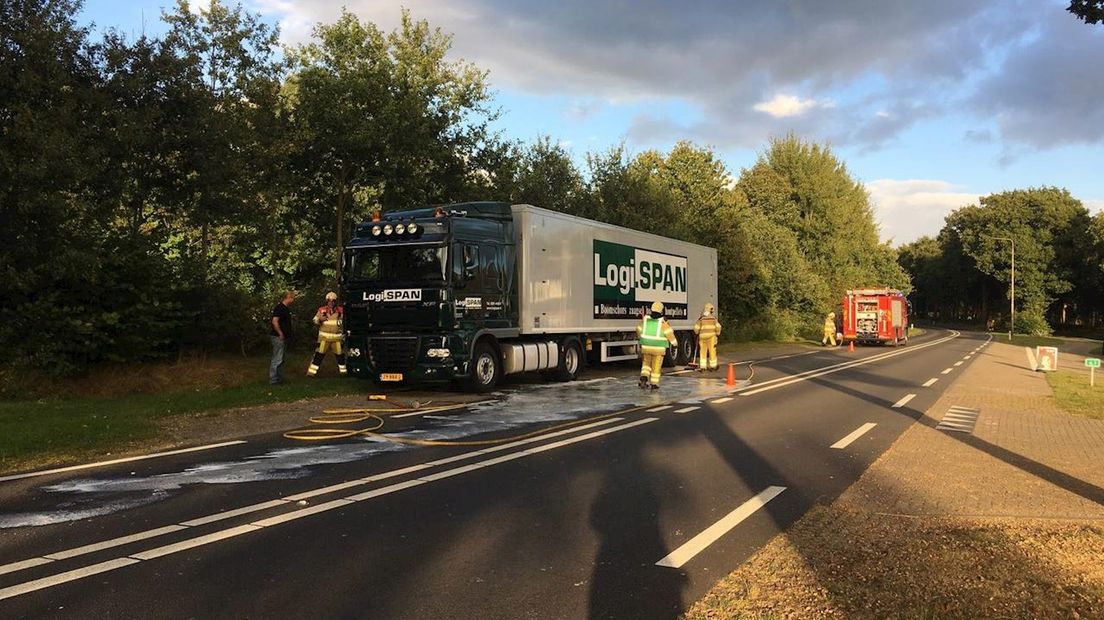 Oliespoor op de weg bij Paasloo