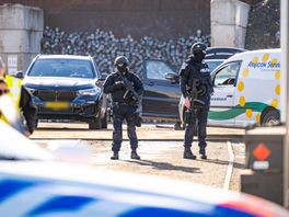 Zwaarbewapende agenten bewaken panden na invallen, groot onderzoek naar criminele organisatie