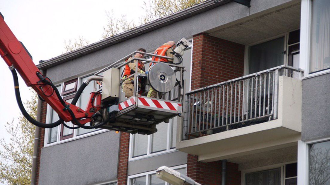 De brandweer kwam via een hoogwerker de woning in (Rechten: De Vries Media)