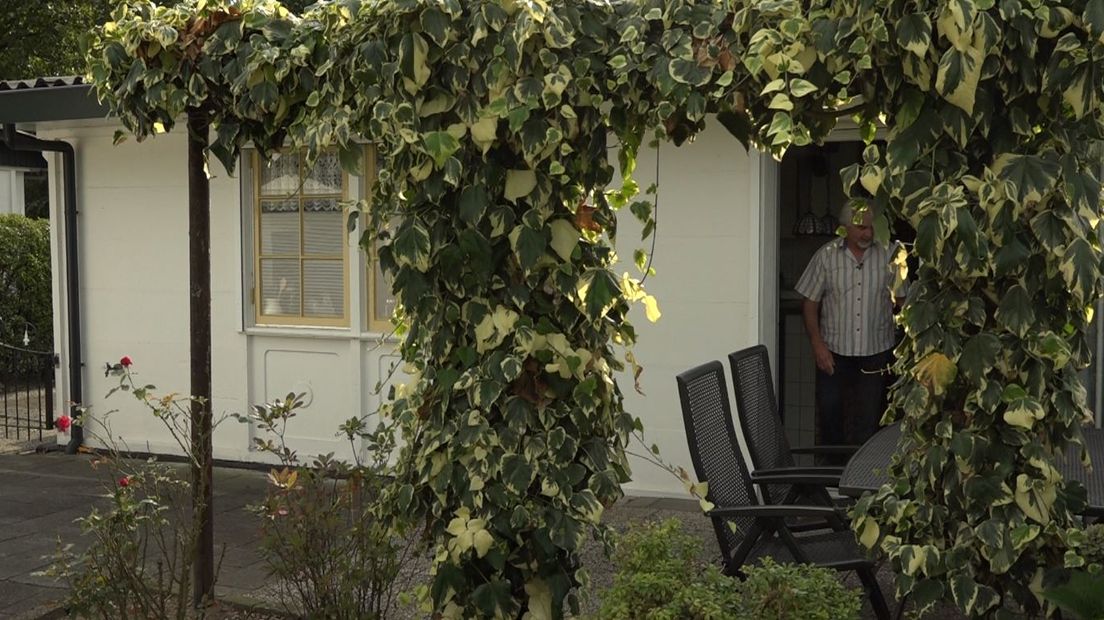 Zeventig jaar geleden verleende het stadsbestuur van Nijmegen een vergunning voor zestig witte noodwoningen, waaronder die aan de Hatertseweg. Ze waren bedoeld als tijdelijk onderkomen, maar inmiddels staan ze op de gemeentelijke monumentenlijst.