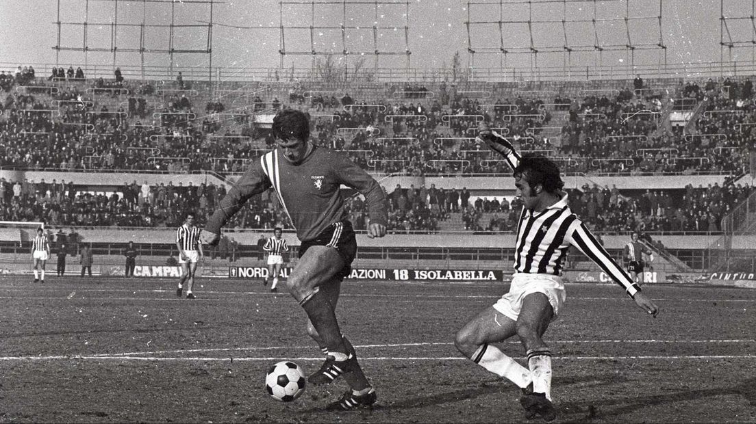 De Vries duelleert in Turijn tegen Juventus met Pietro Anastasi 27 jan 1971