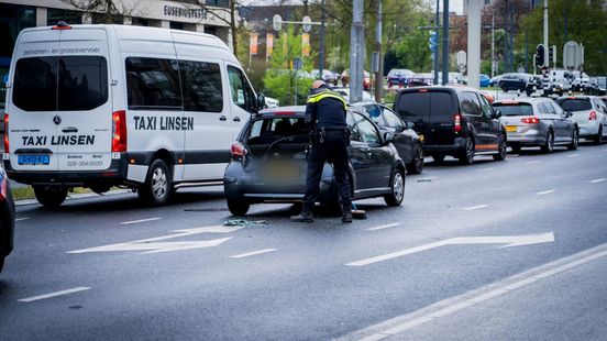 Automobilist schept voetganger • botsing tussen meerdere autos. Automobilist schept voetganger • botsing tussen meerdere autos.