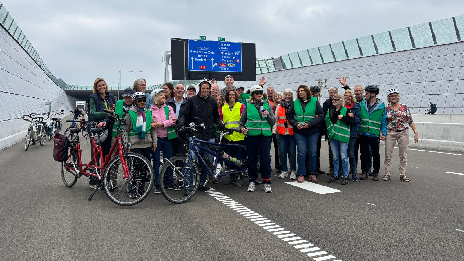 De Rotterdamse tandemclub fietste ook door de nieuwe Rottemerentunnel in de A16