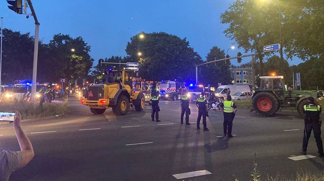 Boeren werden tegengehouden in Apeldoorn.